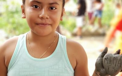 Figuras de barro y pinturas creativas