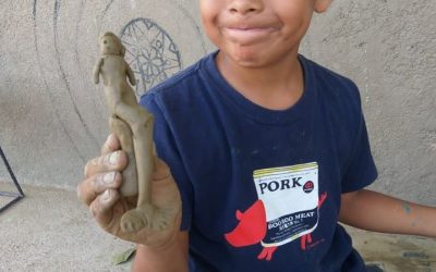 Formando sus ideas en barro