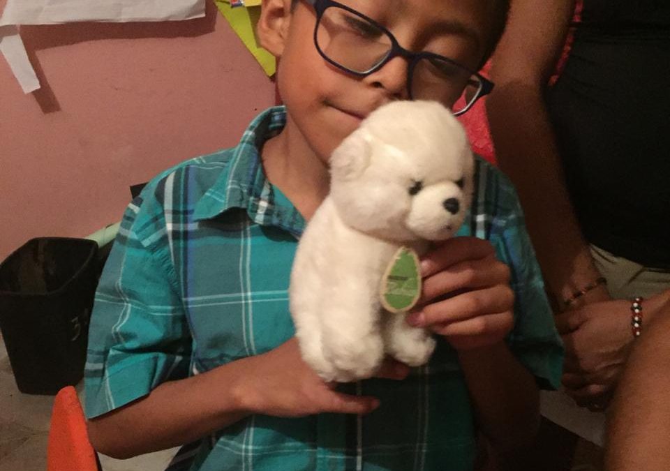 Los niños de la comunidad de Xadani recibiendo regalos