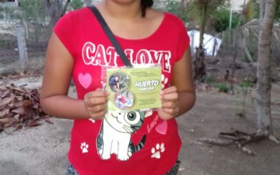 Los niños de Arroyo González reciben sus paquetes de huertos