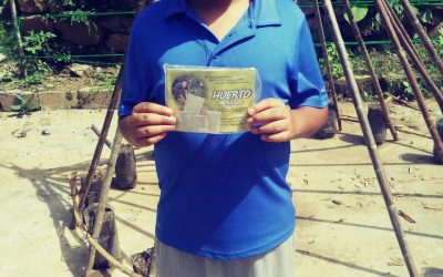 Pequeños de San Miguel del Puerto recibiendo su kit de semillas