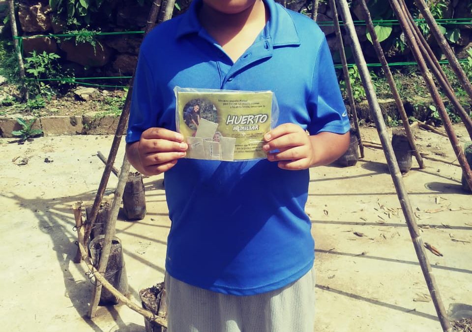 Pequeños de San Miguel del Puerto recibiendo su kit de semillas